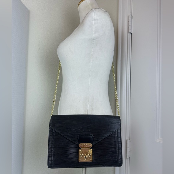 LOUIS VUITTON S-LOCK EPI CLUTCH ON A CHAIN CROSSBODY. - Picture 5 of 15